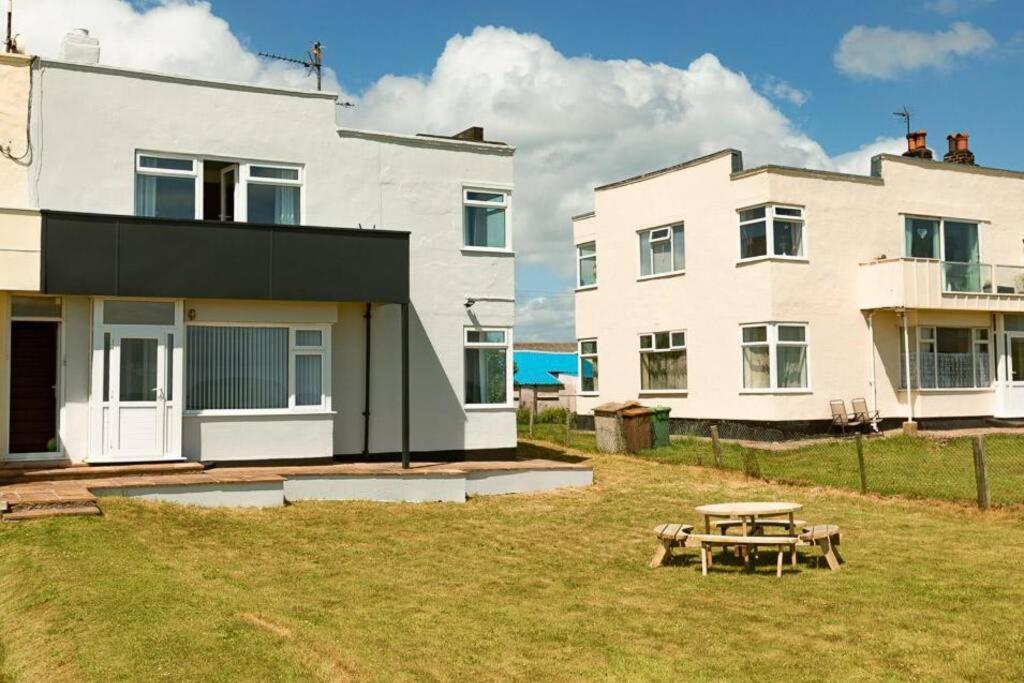 Beachfront Apartment - Ground Floor Apartment With Sea Views, Next To The Beach, Bridlington, North Yorkshire Bessingby Екстериор снимка