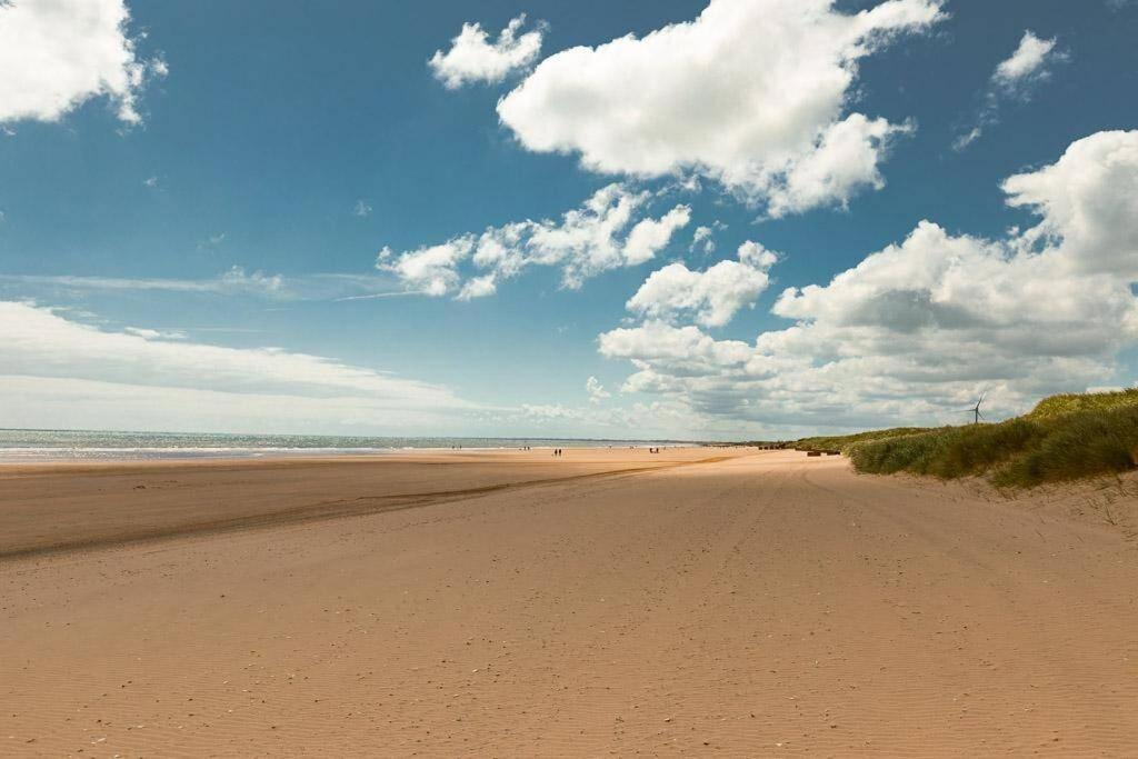 Beachfront Apartment - Ground Floor Apartment With Sea Views, Next To The Beach, Bridlington, North Yorkshire Bessingby Екстериор снимка