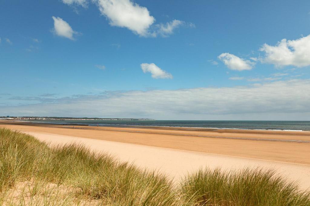 Beachfront Apartment - Ground Floor Apartment With Sea Views, Next To The Beach, Bridlington, North Yorkshire Bessingby Екстериор снимка